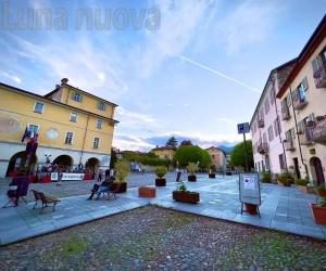 Avigliana, una troupe di Netflix cerca scorci d’Ottocento in piazza Conte Rosso
