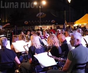 Vaie, quattro filarmoniche per una piazza: "Wind Band for Rock" fa subito centro