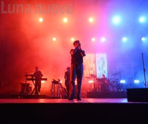 Tananai fa cantare le ragazze al Flowers Festival 