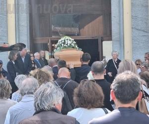Folla a Bardonecchia per l'ultimo abbraccio a Franco Chiaffrino