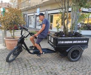 Dall'Olanda in bici a mezza Europa per donare tante piantine