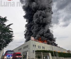 Pianezza, inferno di fuoco: distrutto un capannone