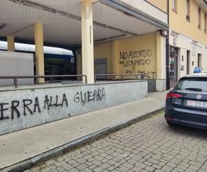 Raid notturno contro la guerra nelle stazioni della valle