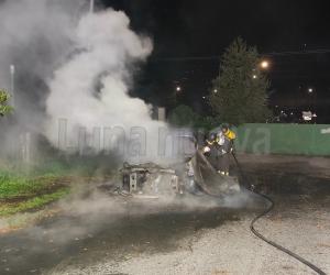 Chiusa S.Michele: auto in fiamme all'ex passaggio a livello