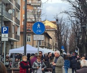 Collegno, porta una "cadrega" per cenare sul Viale