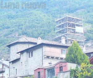 Novalesa: la croce risale sul suo campanile