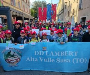 La Pace marcia sotto i cappellini rossi dell'alta val Susa