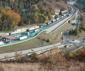 A32: code chilometriche di Tir verso il Frejus, un quotidiano deja-vu per l'alta valle