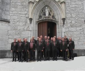 Due cori per i canti natalizi in chiesa