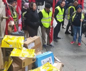 Grugliasco, addetti Postalcoop consegnano pacchi alle Poste
