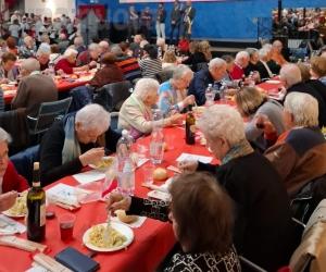 Collegno, 800 a tavola per il pranzo di Natale degli anziani