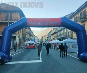 Bussoleno: la parata di Babbo Natale regala sorrisi nelle vie del centro