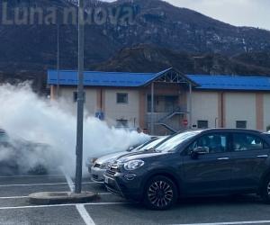 Susa, brucia un'auto nel piazzale Coop