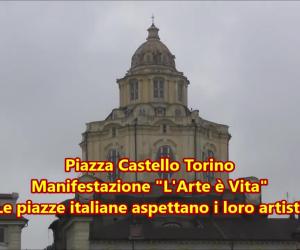 "L'arte è vita": la protesta a Torino in piazza Castello