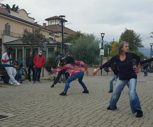 In 200 ad Avigliana per la solidarietà a Lucano e Scalzo: le danze di Afrorì