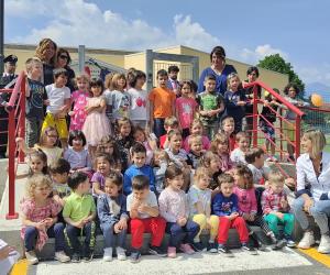 Condove: i bambini dell'infanzia cantano per inaugurare il nuovo asilo Arcobaleno