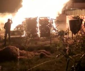 Gravere: bruciano 25 cataste di legna in un magazzino 
