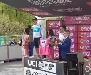 Giro d'Italia: Froome indossa la maglia rosa a Bardonecchia