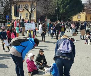 Caprie: "Priorità alla scuola", oltre un centinaio di genitori e bambini in piazza