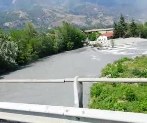 Sbanda con la moto e finisce nel canale, sparisce trascinato dalla corrente
