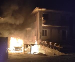 S.Antonino: furgone a fuoco in via Abegg (VIDEO)