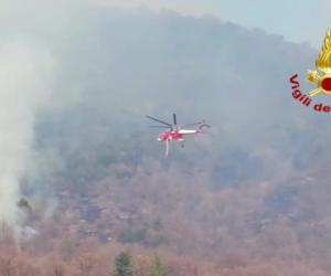 Caselette: quattro mezzi aerei in azione per domare l'incendio sul Musinè