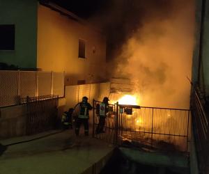 S.Antonino: furgone in fiamme in via Abegg, l'intervento dei vigili del fuoco (VIDEO)