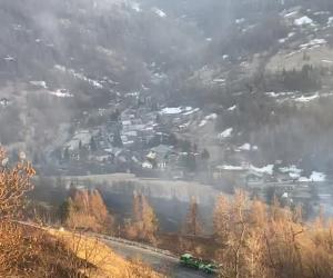 Cesana: boschi in fiamme a monte dell'abitato di Bousson