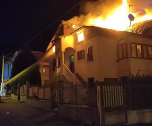 Condove: tetto in fiamme in una casa di via Claviere