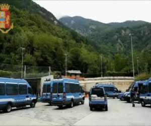 Corteo No Tav: i manifestanti aprono il varco nella cancellata