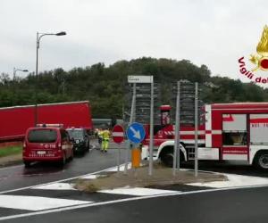 Avigliana: un tir sfonda il muro di recinzione di una casa e finisce nel giardino 