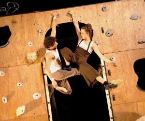 Ai piedi del muro: il nuovo circo dei 100 Racines