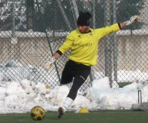 Il pallone nella morsa del gelo, ma c'è chi gioca...