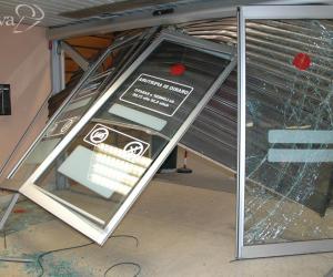 Rivoli, distrutto l'ingresso di Auchan per rapina