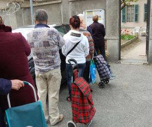 Sempre più poveri in fila di fronte alle parrocchie