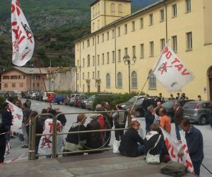Piano sviluppo: Confindustria incontra i sindaci, fuori le bandiere No Tav