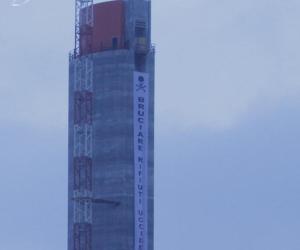 Striscione sul camino dell'inceneritore