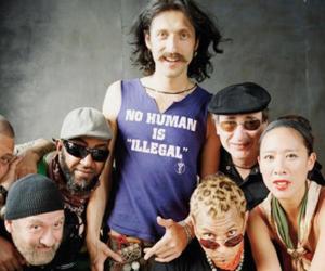 I Gogol Bordello invadono il palco di Colonia Sonora