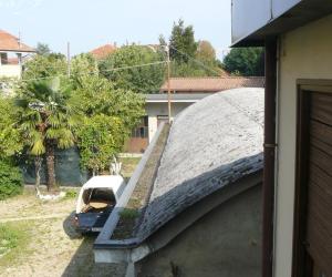 Si sfalda il tetto di amianto vicino a case e scuola
