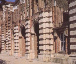 Via le auto dal piazzale del Castello