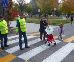 I nonni vigili riprendono il servizio di fronte alle scuole