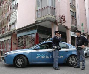 Accoltella l'ex rivale in amore