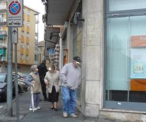 Salta il bancomat e saltano anche le auto vicine