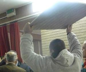 Cadono altri pannelli dal soffitto dell'istituto Romero