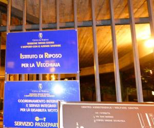 Si uccide sulla bara della moglie