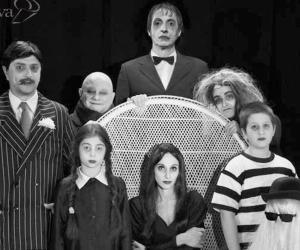 Una strana famiglia: in scena Morticia, Gomes e tutta la banda Addams