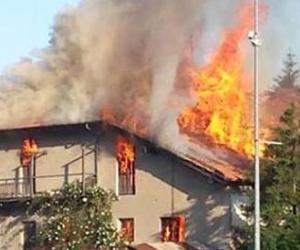 Una casa in fiamme davanti alle Baite