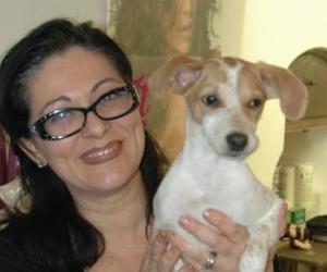 La cagnolina rubata riabbraccia la sua padroncina