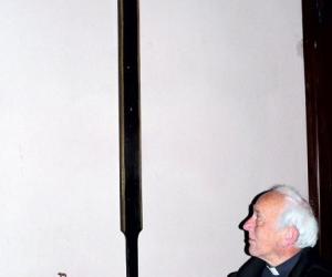 Furto in chiesa: rubata la scultura di Cristo in croce