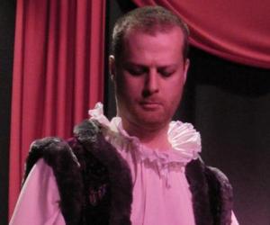 "Aspettate un attimo": ridere con il teatro nel teatro di Davide Gastaldo 